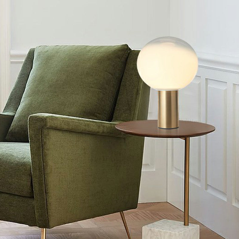 Lampada da tavolo sferica in vetro bianco satinato minimalista con 1 lampadina lampada da comodino dorata