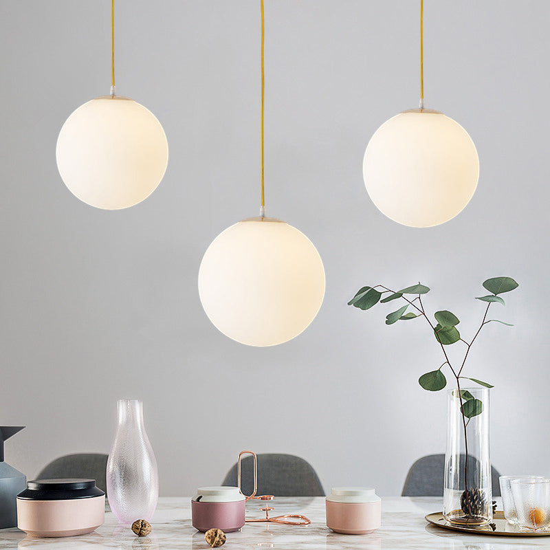 Globe milchyglas hängende Lampe Minimalistische 1-Licht-Goldheizenlicht für Esszimmer