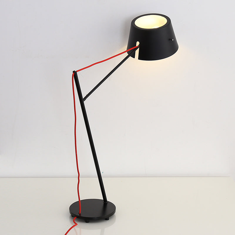 Lampada da scrivania in stile moderno a 1 luce con paralume metallico con finitura nera Lampada da lettura affusolata per soggiorno