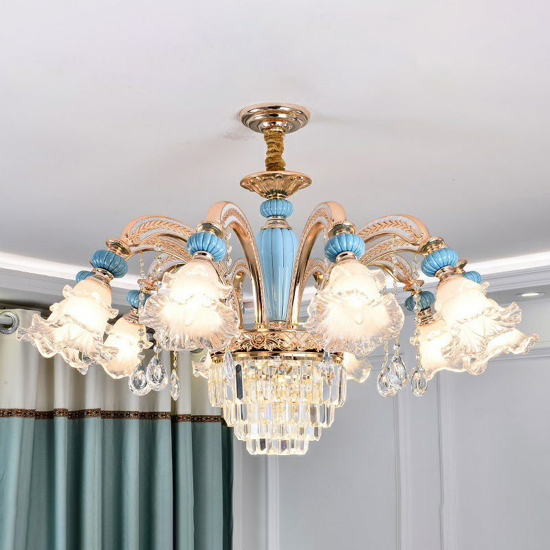 Chandelier floral blanc givré chambre à coucher antiquée