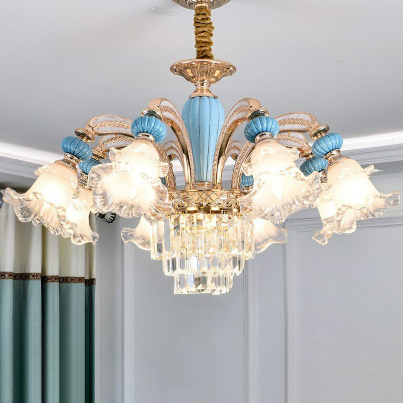 Chandelier floral blanc givré chambre à coucher antiquée