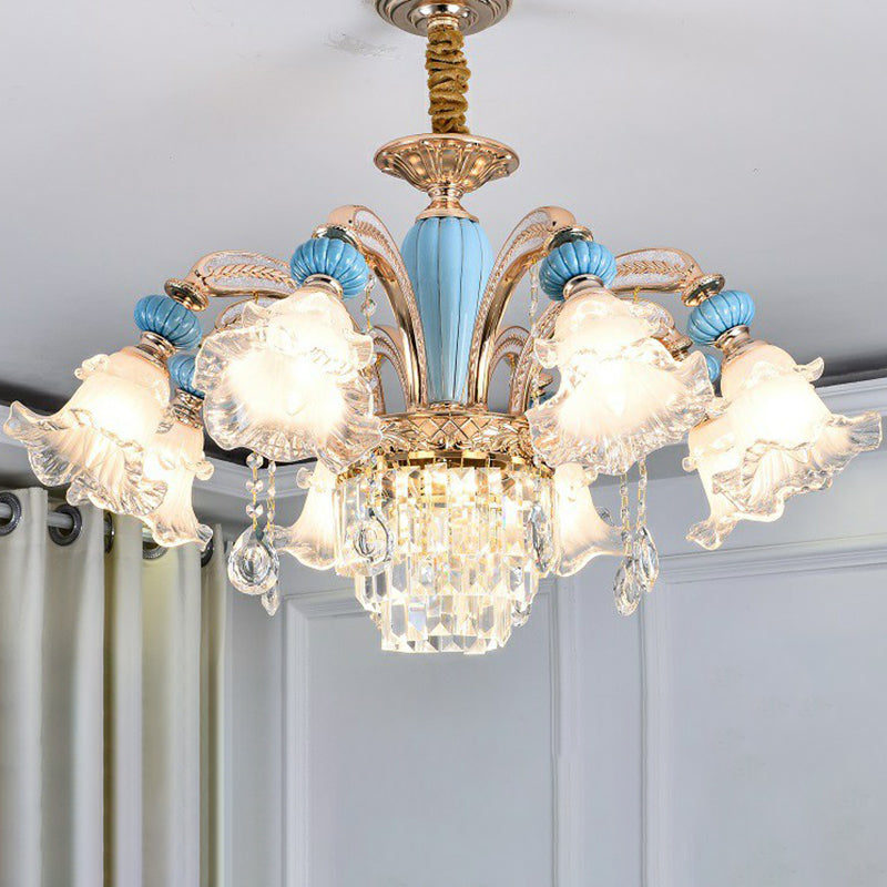 Chandelier floral blanc givré chambre à coucher antiquée