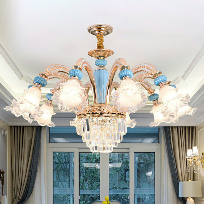 Chandelier floral blanc givré chambre à coucher antiquée