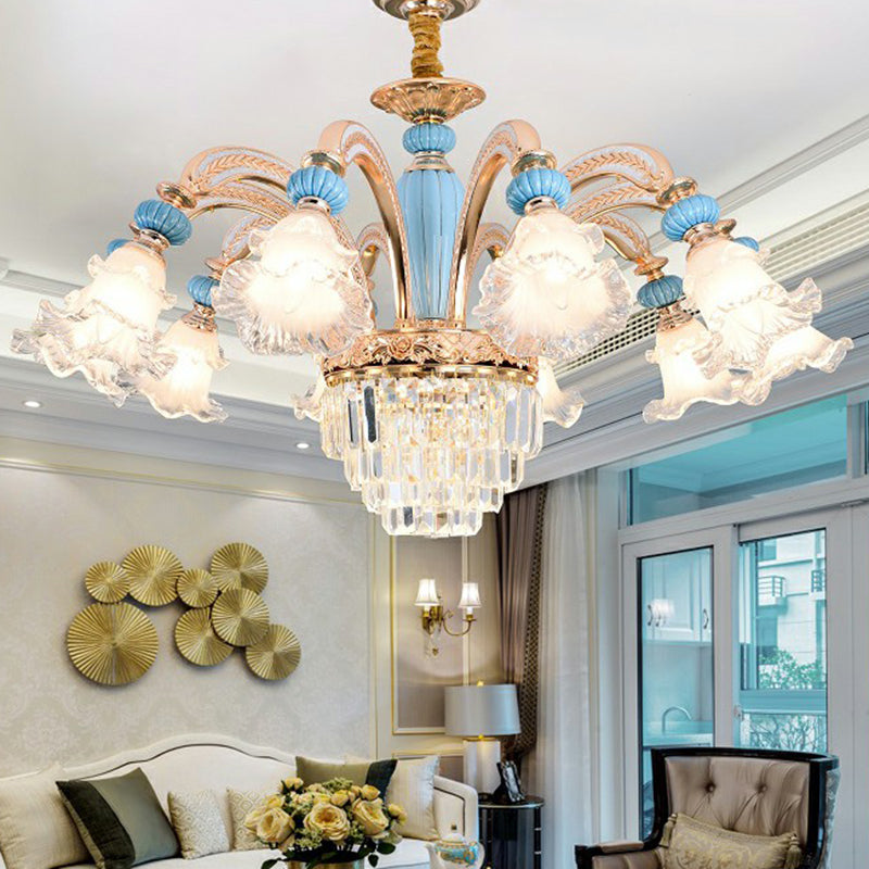 Chandelier floral blanc givré chambre à coucher antiquée