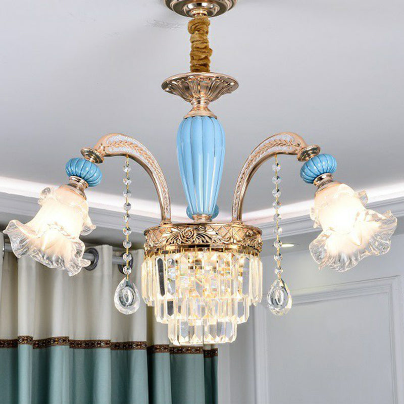 Chandelier floral blanc givré chambre à coucher antiquée