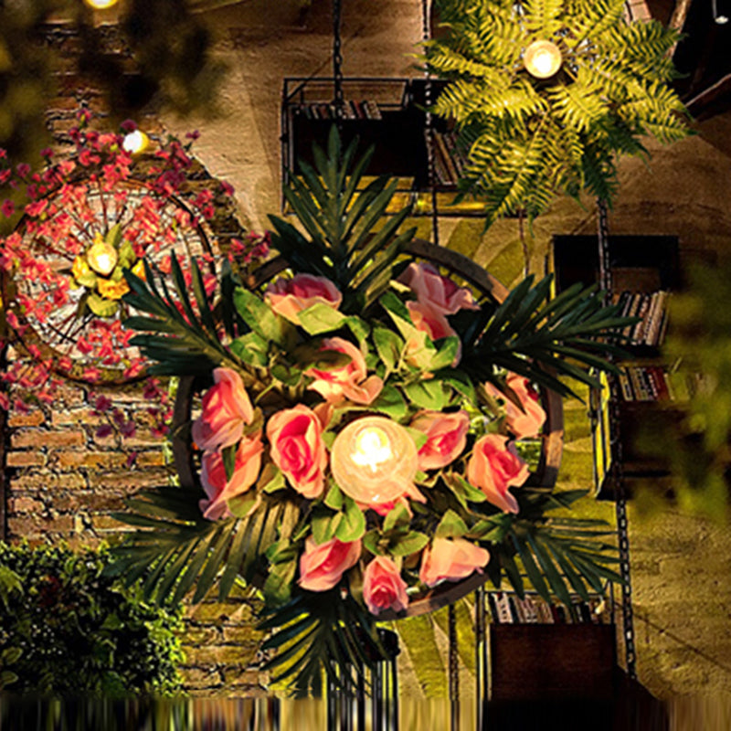 Einzel Wagenradwand Lampe Industrial Metallwandmontiertes Licht mit künstlichen Pflanzen -Deko