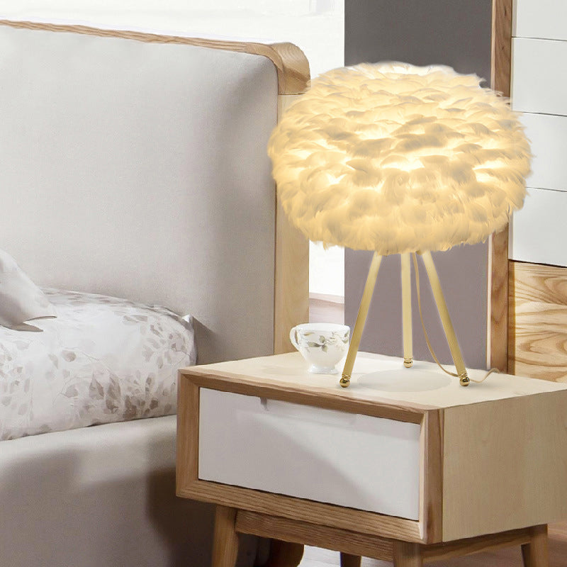 Lámpara de mesa de trípode nórdico Feather 1 Light Night Light con sombra de plumas de globo en blanco