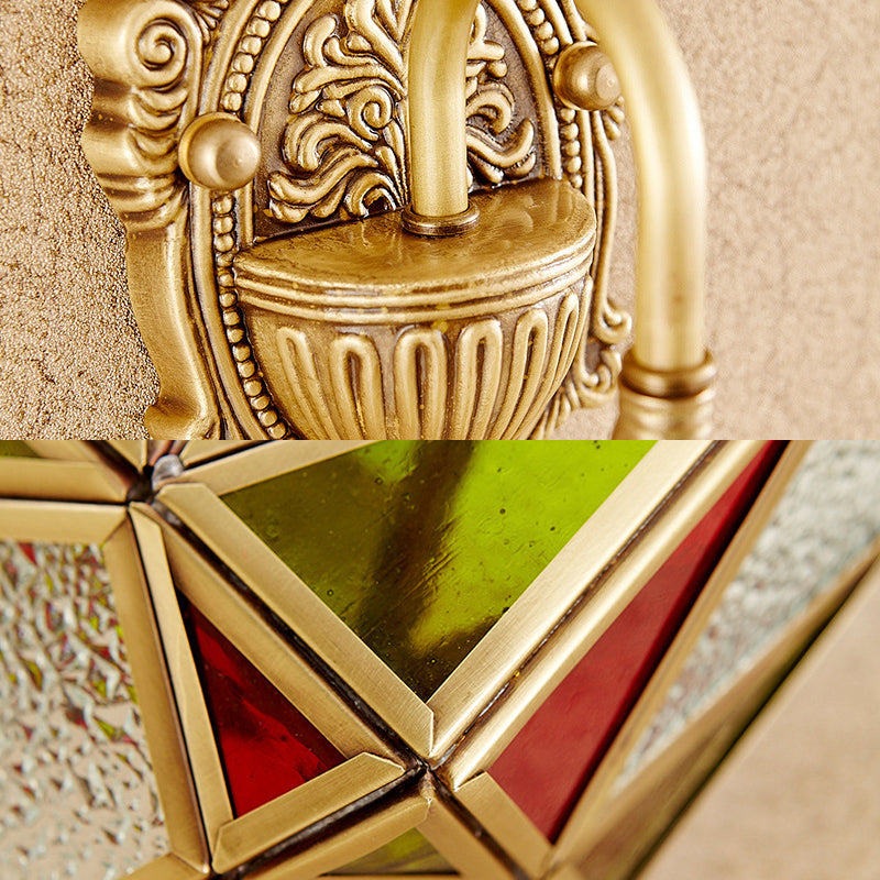 Verre texturée à applique effilée traditionnelle 1 luminaire mural mural en laiton avec bras incurvé