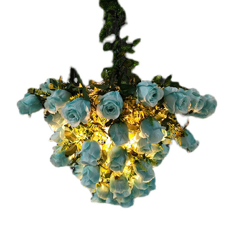 Wagenrad -Eisen -Anhänger Beleuchtung Industrielles Bistro -Kronleuchter mit künstlicher Pflanze in Grün