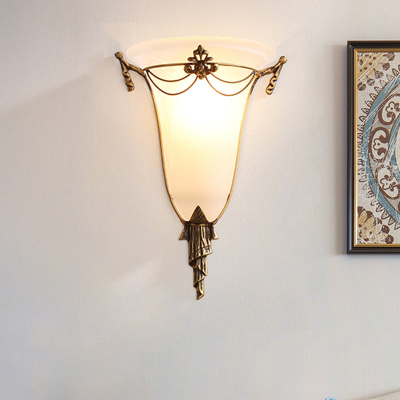 Brass Bell Sconce Traditionary Opal Glass 1 Luce montata a parete per il letto