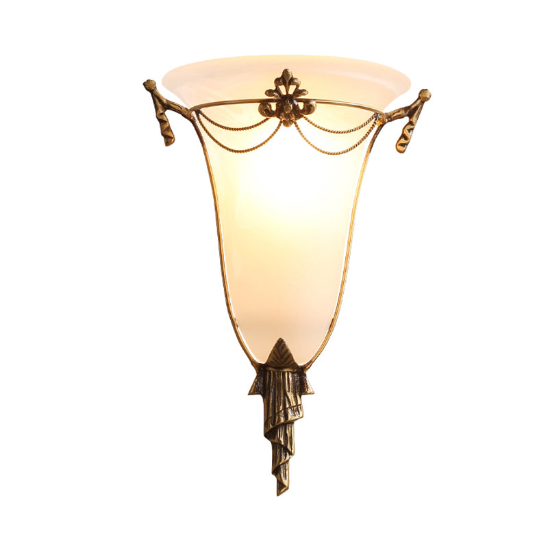 Brass Bell Sconce Traditionary Opal Glass 1 Luce montata a parete per il letto