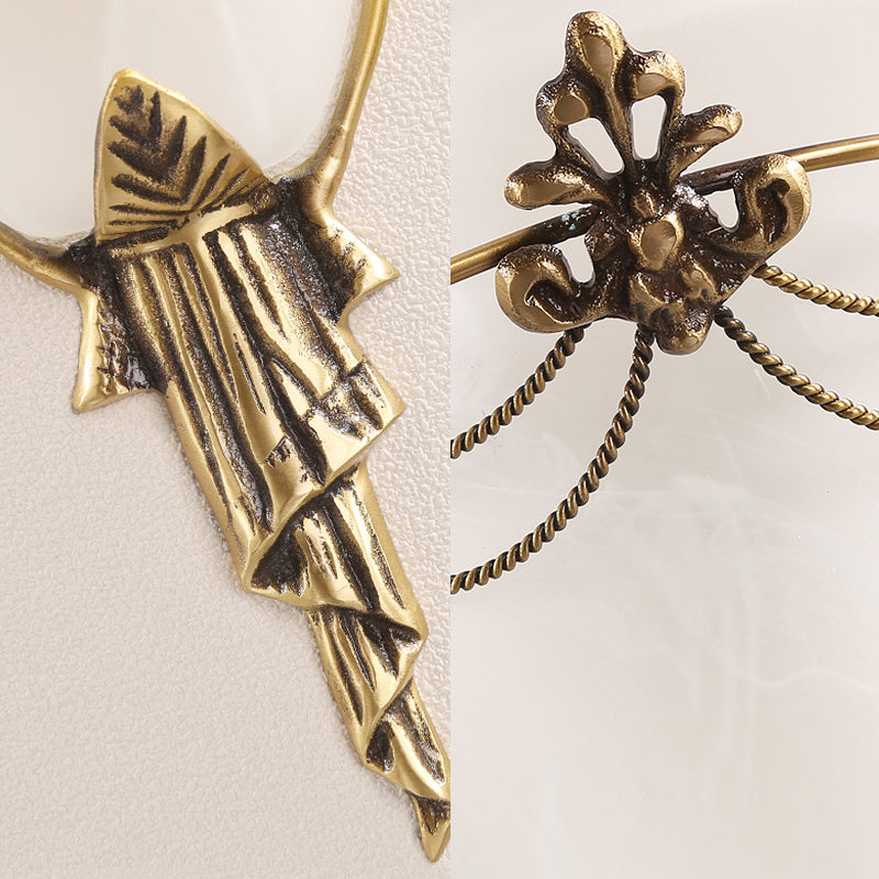 Brass Bell Sconce Traditionary Opal Glass 1 Luce montata a parete per il letto