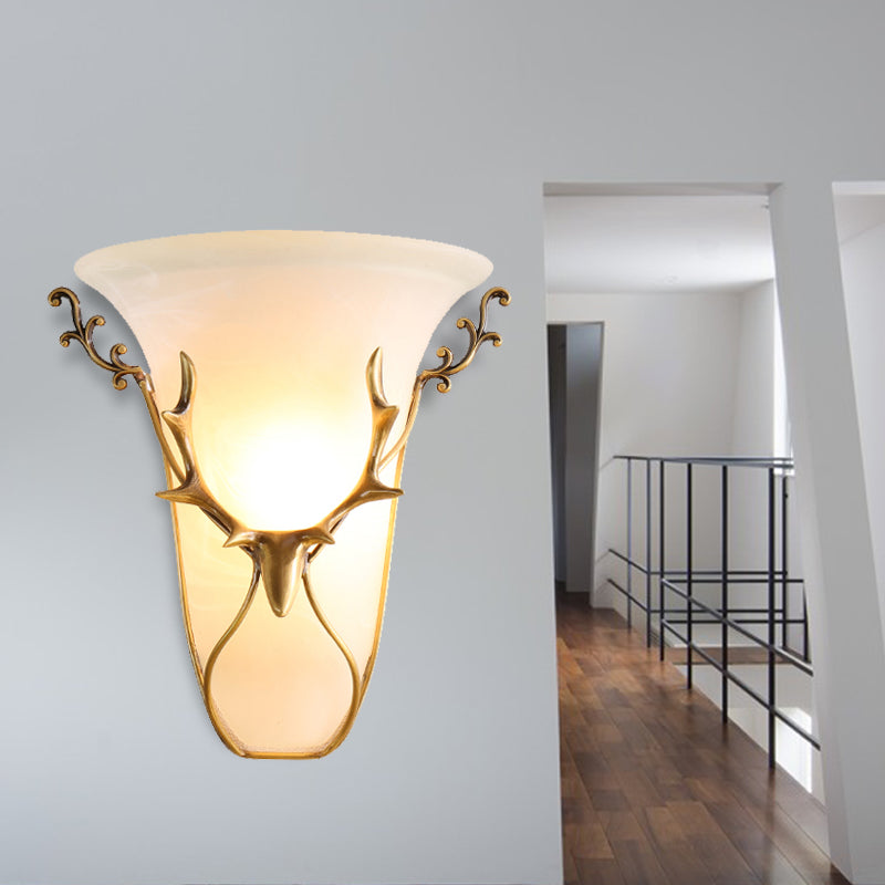 Mont traditionnel de trompette Éclairage Verre givrée 1 lampe murale à la tête en laiton avec wapiti