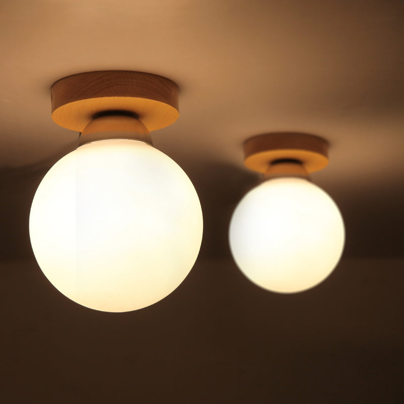 Kugel-Korridor-Deckenbeleuchtung, mundgeblasenes weißes Glas, 1-flammiges, schlichtes, bündiges Licht aus Holz