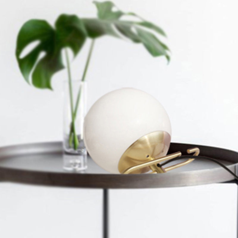 Lampe de table Orbit en verre laiteux, applique murale contemporaine blanche à 1 tête avec base en métal pour chevet