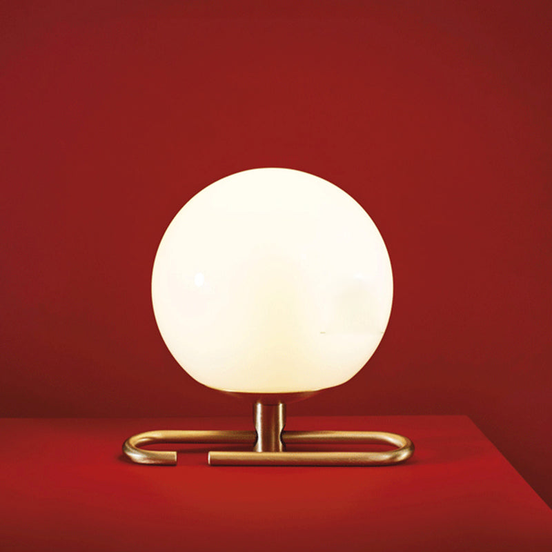 Lampe de table Orbit en verre laiteux, applique murale contemporaine blanche à 1 tête avec base en métal pour chevet