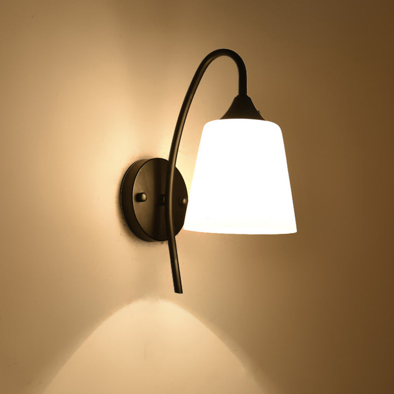 Finitura nera Luce da parete a collo di allevamento Rustico in metallo rustico 1 lampadina per la lampadina con tonalità in vetro di latte