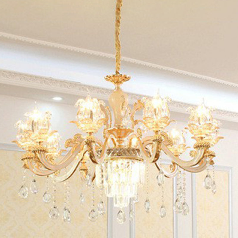 Chandelier traditionnel en forme de plafond beige à cristal opulent pour salle à manger
