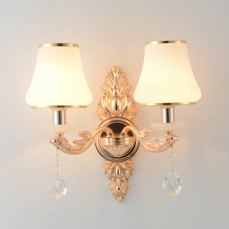 Luz de pared de vidrio blanco acampanado Ligera de sala de estar minimalista con cristal de lágrima