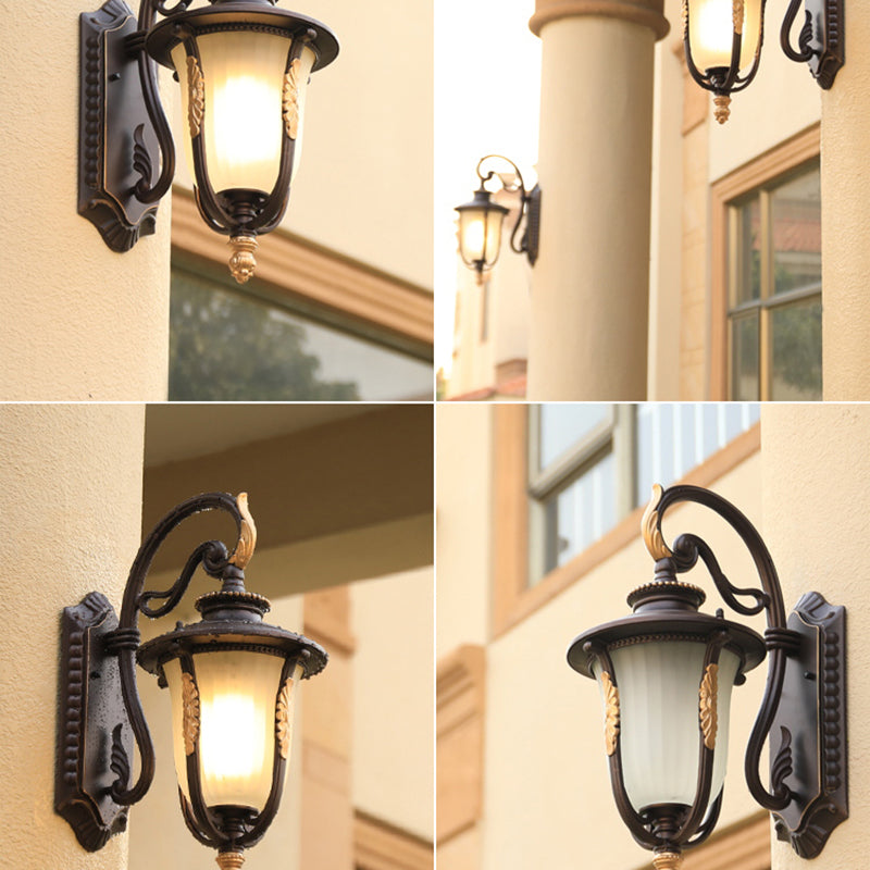 Opaal geribbelde glazen bellmuurlamp traditioneel