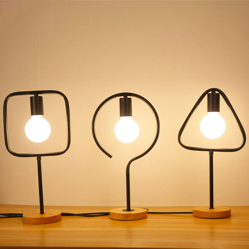 Cadre géométrique lampe de table en métal industriel Lumière de nuit de chevet simple avec base en bois rond