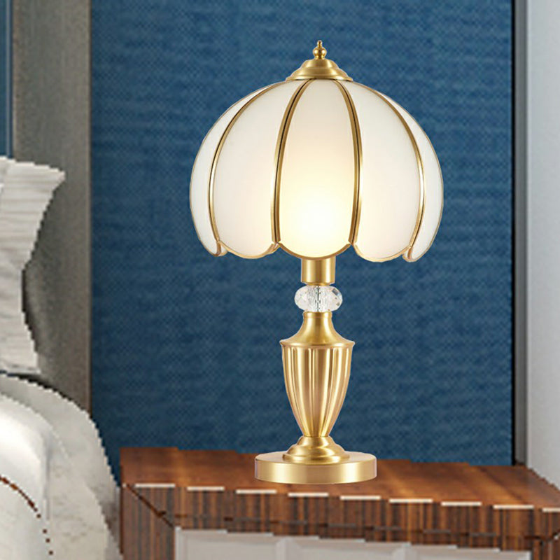 Lámpara de mesa hemisférica de vidrio blanco Luz de la noche de estilo antiguo con borde festoneado