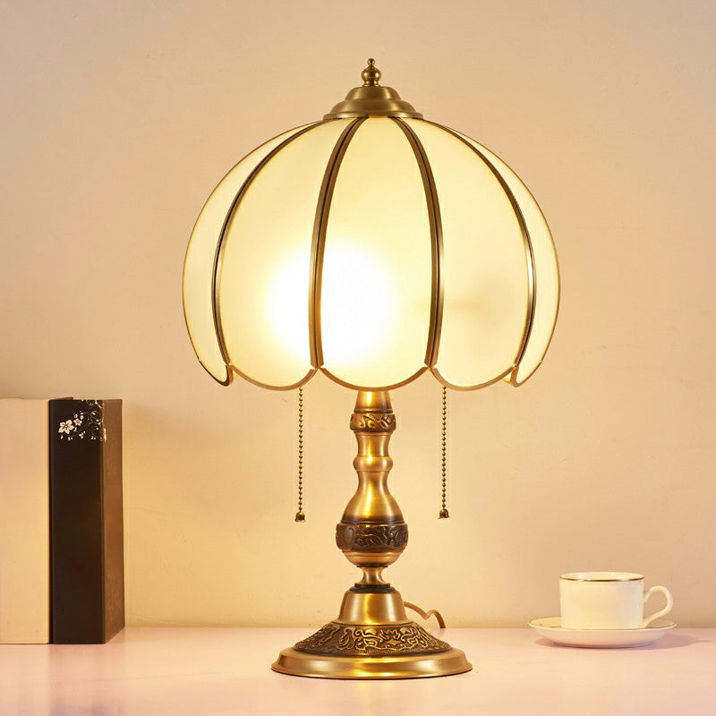 Lámpara de mesa hemisférica de vidrio blanco Luz de la noche de estilo antiguo con borde festoneado