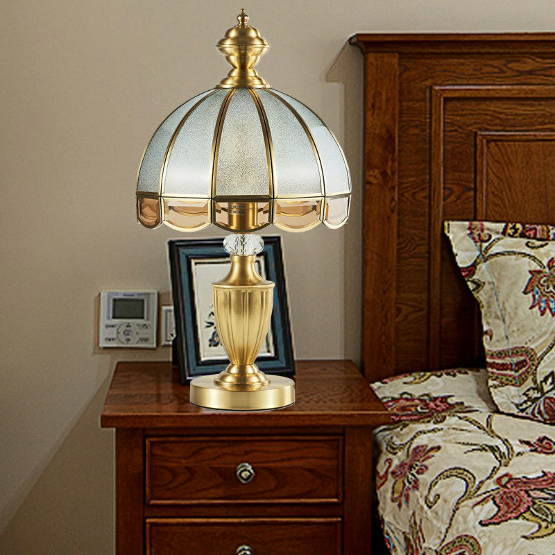 Lampe de nuit de nuit en verre opaque festonée