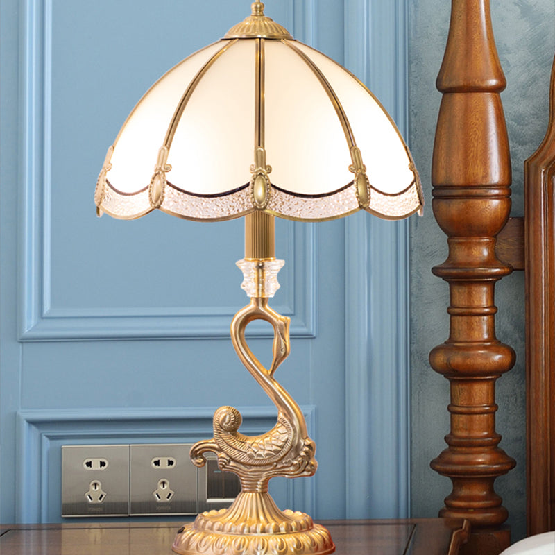 Luz de mesa de mesa de cúpula clásica 1 cabeza lámpara de soporte nocturno de vidrio blanco con decoración de pájaros en latón