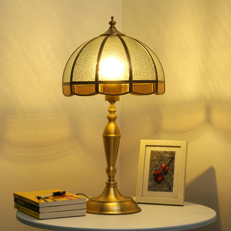 Lampada da notte in vetro ad acqua a forma di cupola Lampada da tavolo tradizionale per camera da letto a 1 lampadina con finiture smerlate in ottone