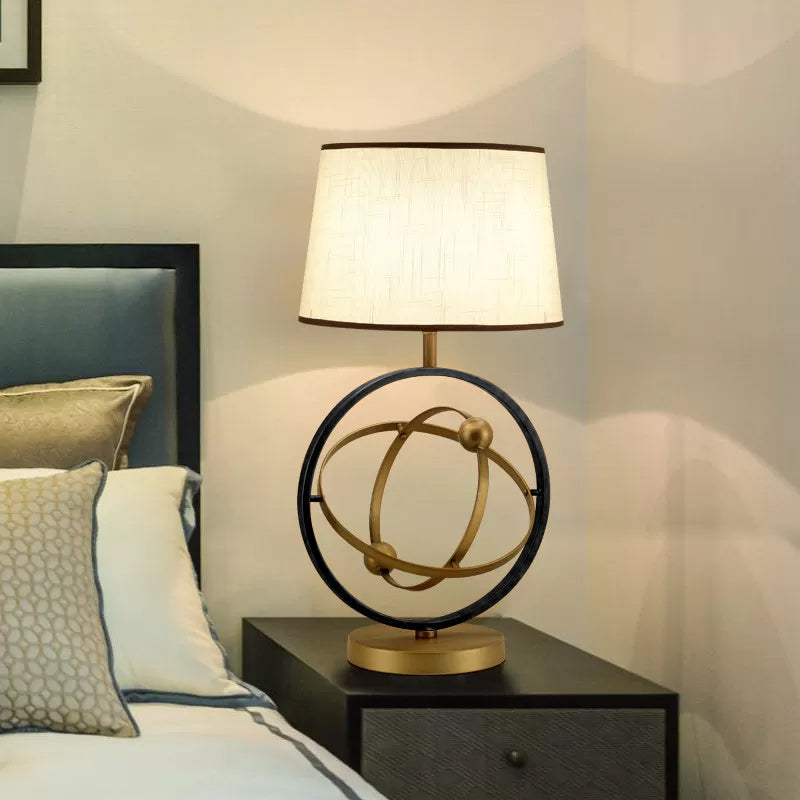 Lámpara nocturna de 1 dormitorio de 1 luz Lámpara de tela de bronce contemporánea Luz con base de metal redondo