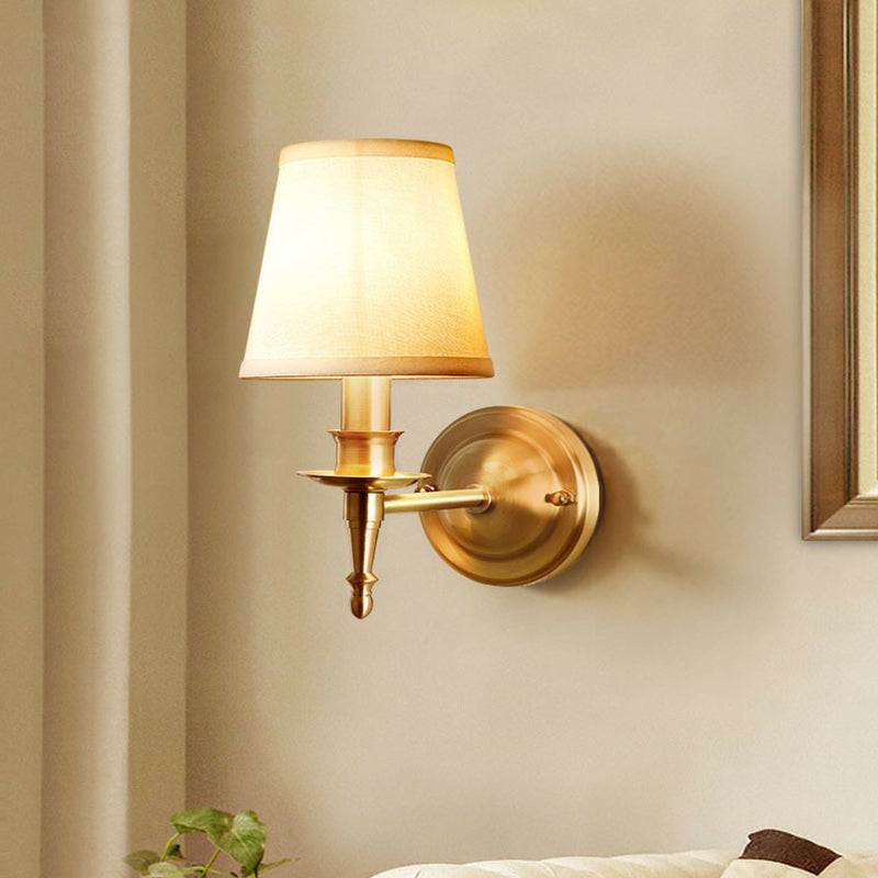 Funzione lampada da parete conica in ottone moderno sconce da parete in tessuto a bulbo singolo per corridoio