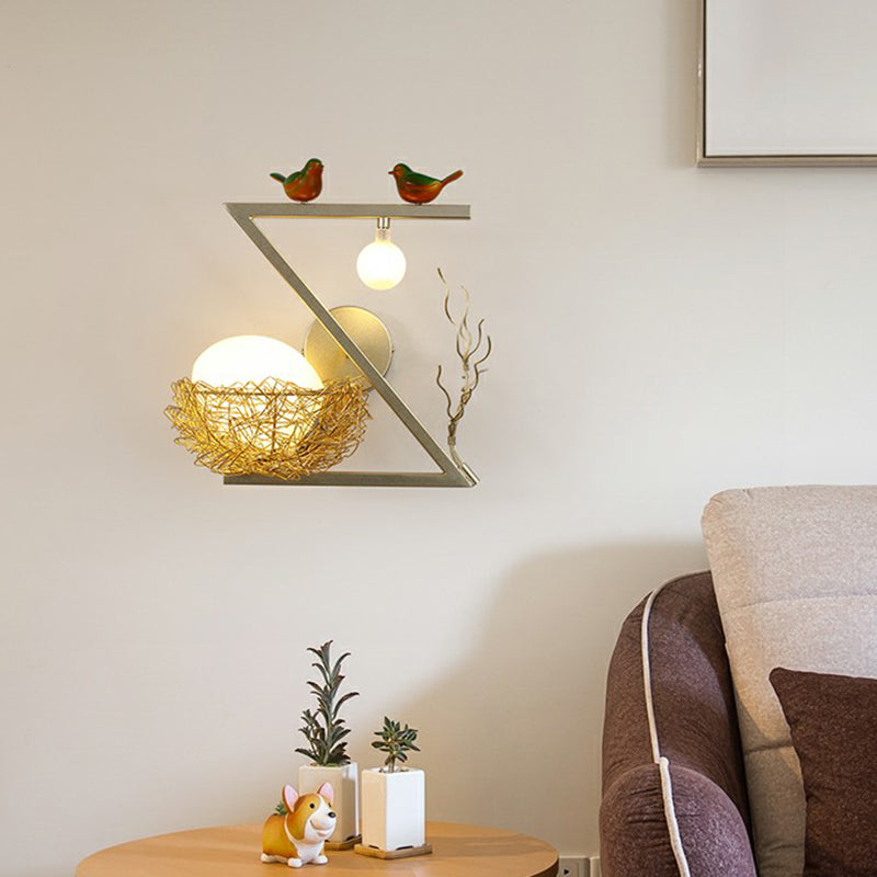 Aluminiumvogel-Den Wandleuchten Kunstdekor 1-Licht Goldwandlampe mit ovalem weißen Glasschatten
