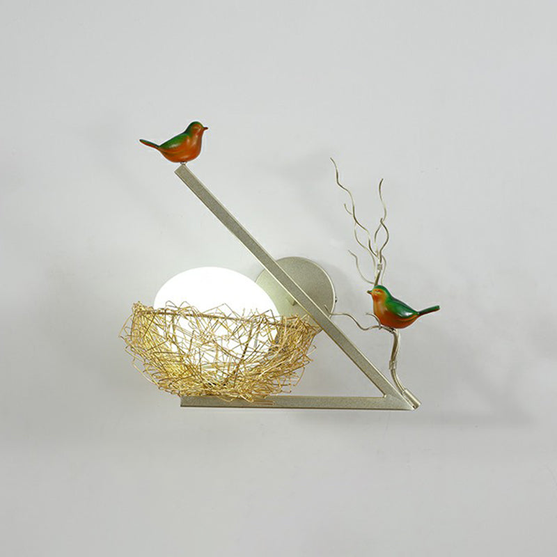 Aluminiumvogel-Den Wandleuchten Kunstdekor 1-Licht Goldwandlampe mit ovalem weißen Glasschatten