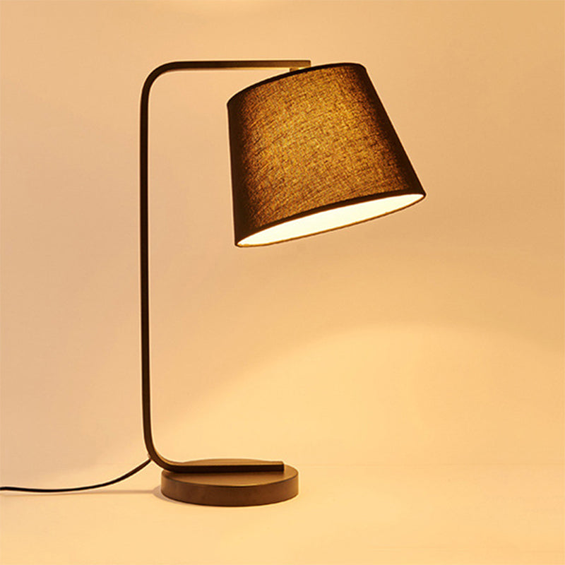 Stoff sich verjüngter Lesebuch hell zeitgenössische LED -Schreibtischlampe in Weiß/Schwarz mit Metallbasis