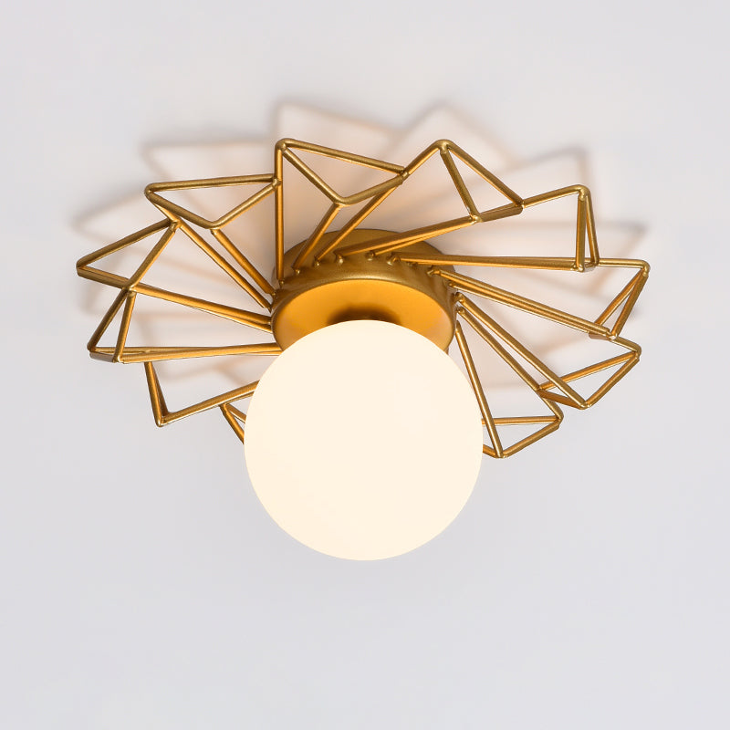 Single-Bulb Slaapkamer Plafondlamp Postmodern Goud Finish Flushmount Licht met Ball Cream Glass Shade