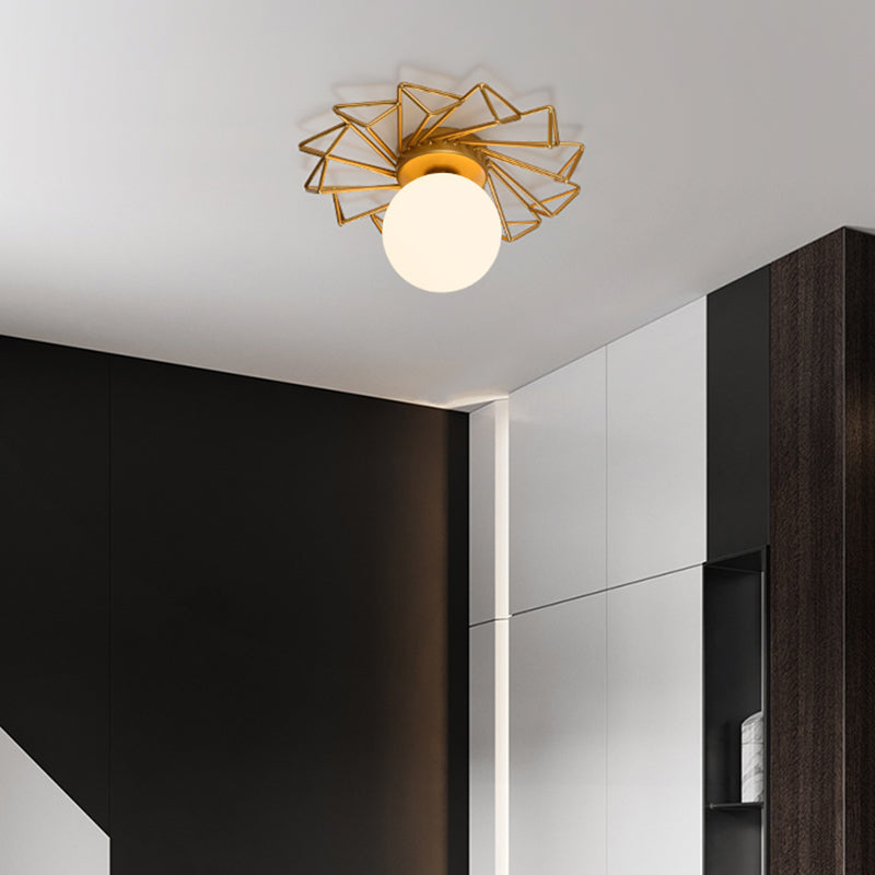 Single-Bulb Slaapkamer Plafondlamp Postmodern Goud Finish Flushmount Licht met Ball Cream Glass Shade