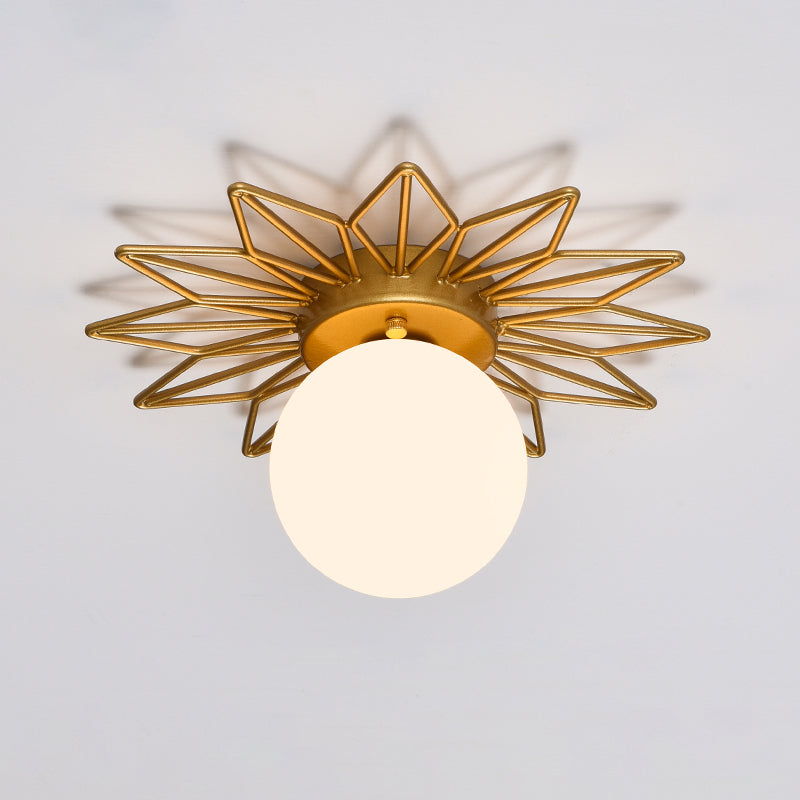 Single-Bulb Slaapkamer Plafondlamp Postmodern Goud Finish Flushmount Licht met Ball Cream Glass Shade
