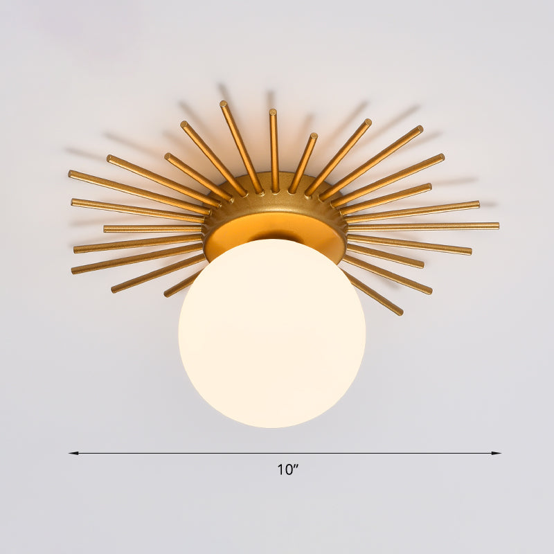 Single-Bulb Slaapkamer Plafondlamp Postmodern Goud Finish Flushmount Licht met Ball Cream Glass Shade