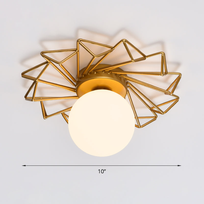 Single-Bulb Slaapkamer Plafondlamp Postmodern Goud Finish Flushmount Licht met Ball Cream Glass Shade
