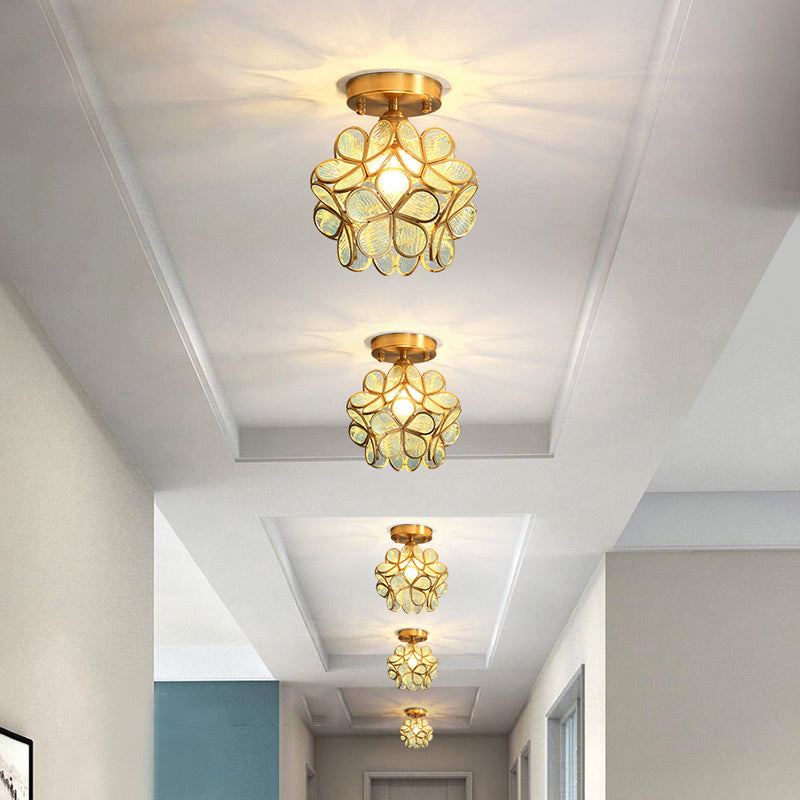 Tiffany Floral Semi Mount Lighting 1-lichts glazen plafondinbouwlamp in messing voor gang