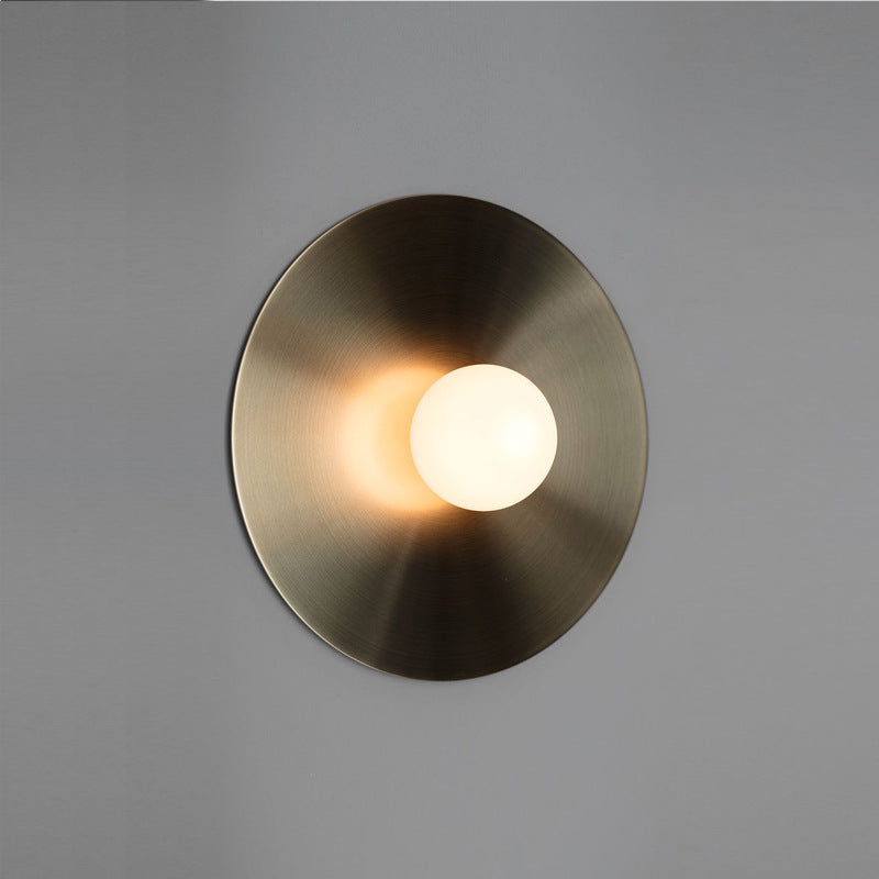 Goldene Scheibe Flush Wandleuchte postmoderne 1-Bulb-Metallwandlicht mit Ball weißer Glasschatten