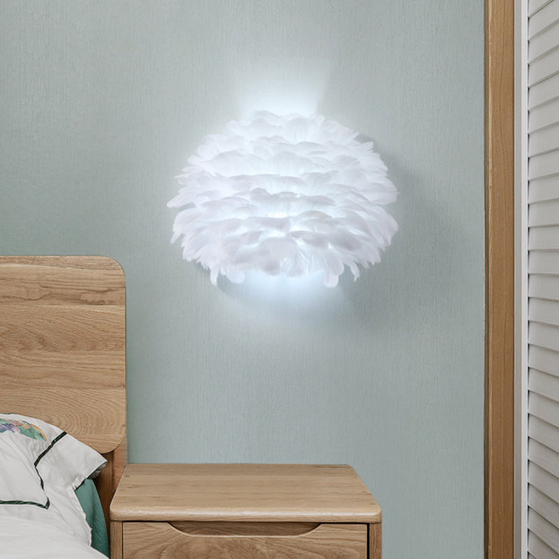 Mezzo bagliore bianco su una piuma nordica leggera fullfulp sconce per camera da letto