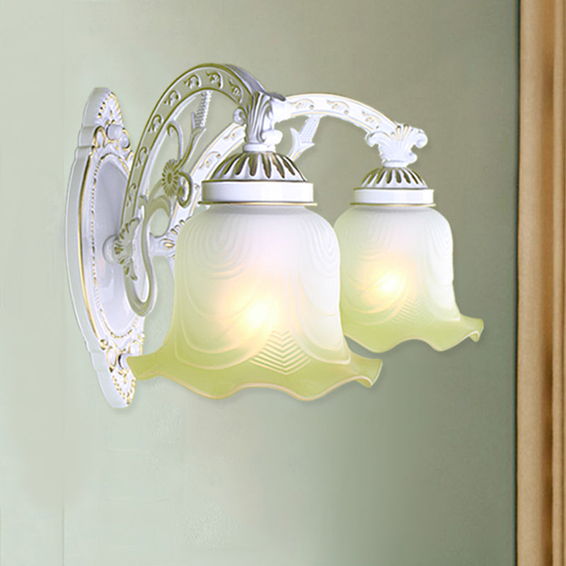 Black / White Sicloped Sconce Light Retro Retro Grosted Glass Shade 1/2-Light Room Room Wall Lampe avec bras incurvé