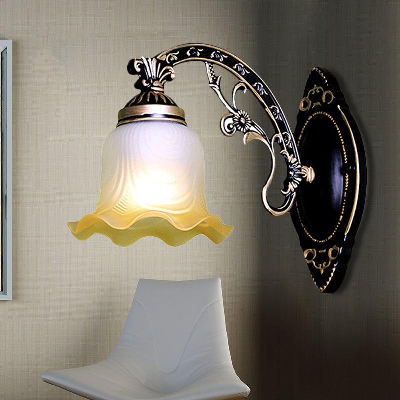 Black / White Sicloped Sconce Light Retro Retro Grosted Glass Shade 1/2-Light Room Room Wall Lampe avec bras incurvé