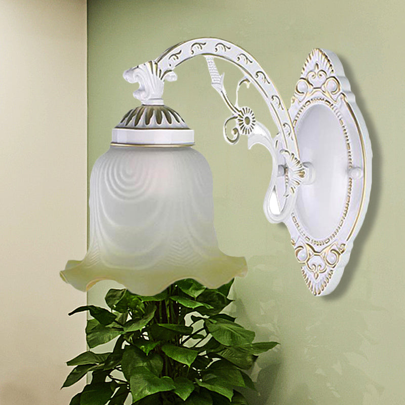 Black / White Sicloped Sconce Light Retro Retro Grosted Glass Shade 1/2-Light Room Room Wall Lampe avec bras incurvé