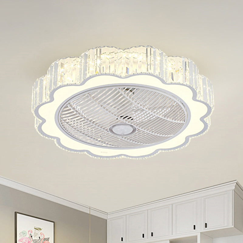 Weiße Blume 3-Blatt Deckenventilator Lampe Einfache prismatische Kristall-LED-Halbflush-Halterung mit Fernbedienung, 23,5 "W.