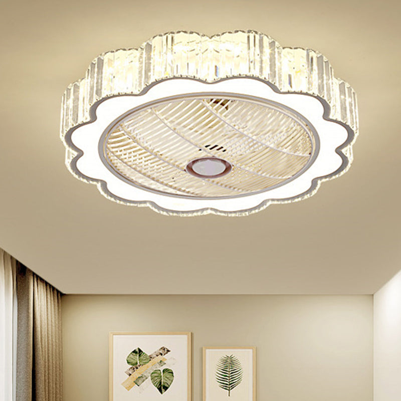 Weiße Blume 3-Blatt Deckenventilator Lampe Einfache prismatische Kristall-LED-Halbflush-Halterung mit Fernbedienung, 23,5 "W.