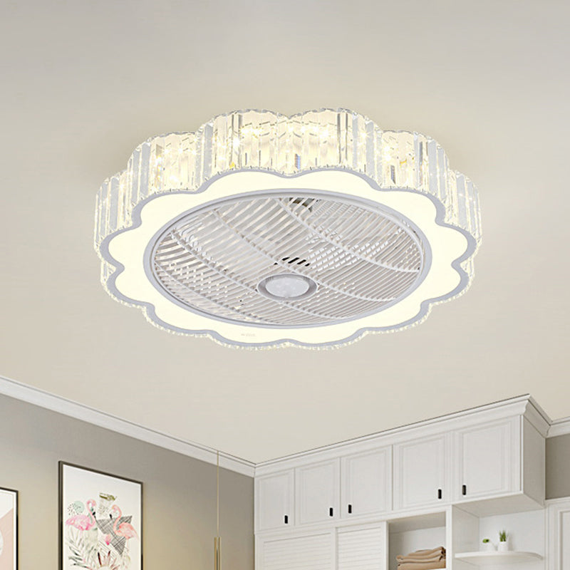 Weiße Blume 3-Blatt Deckenventilator Lampe Einfache prismatische Kristall-LED-Halbflush-Halterung mit Fernbedienung, 23,5 "W.