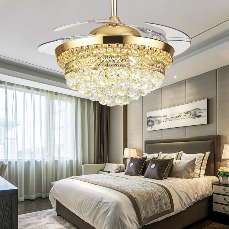 Abgestufte Kristallkugel Semi Flush Mount Light Contemporary Gold 4-Blade LED Hanging Lüfterleuchte